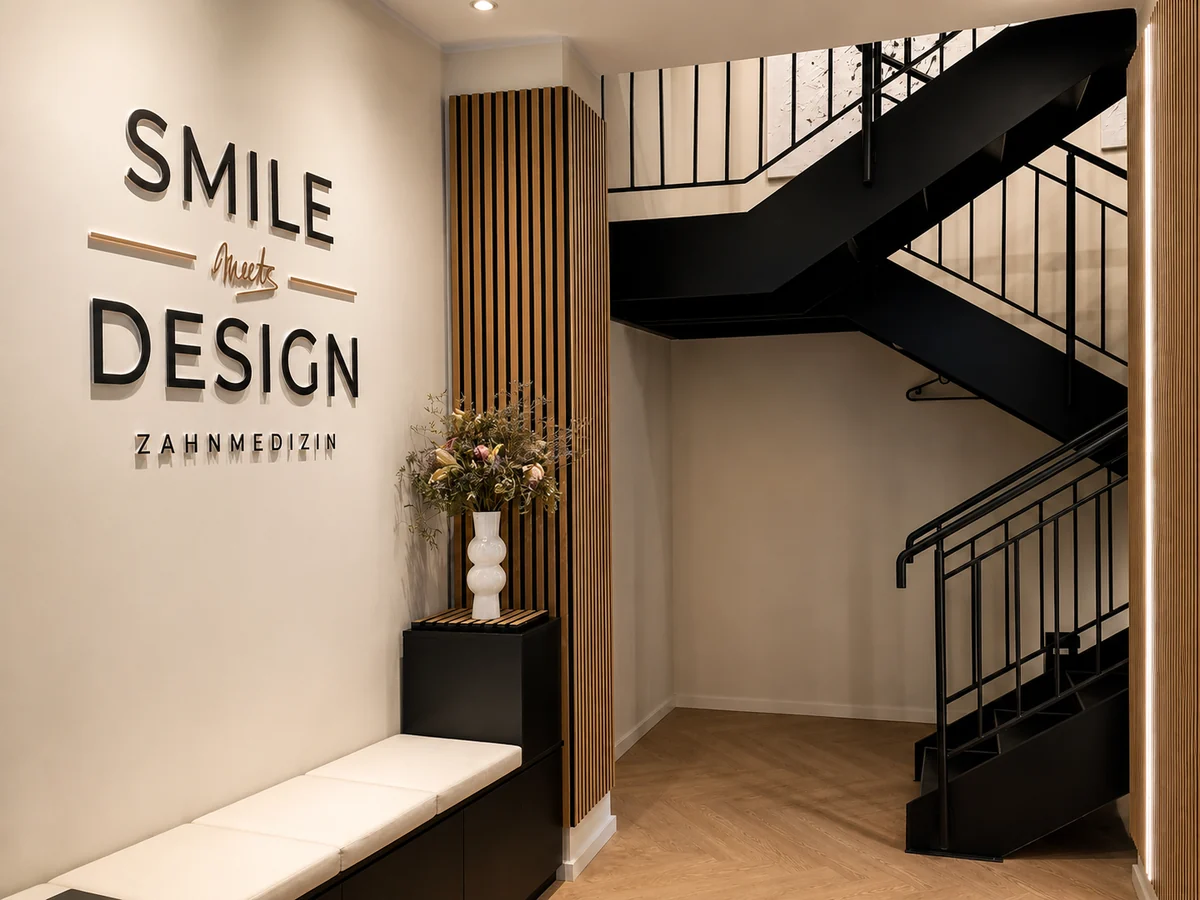 Eingangsbereich mit Schriftzug Smile Meets Design und Designtreppe