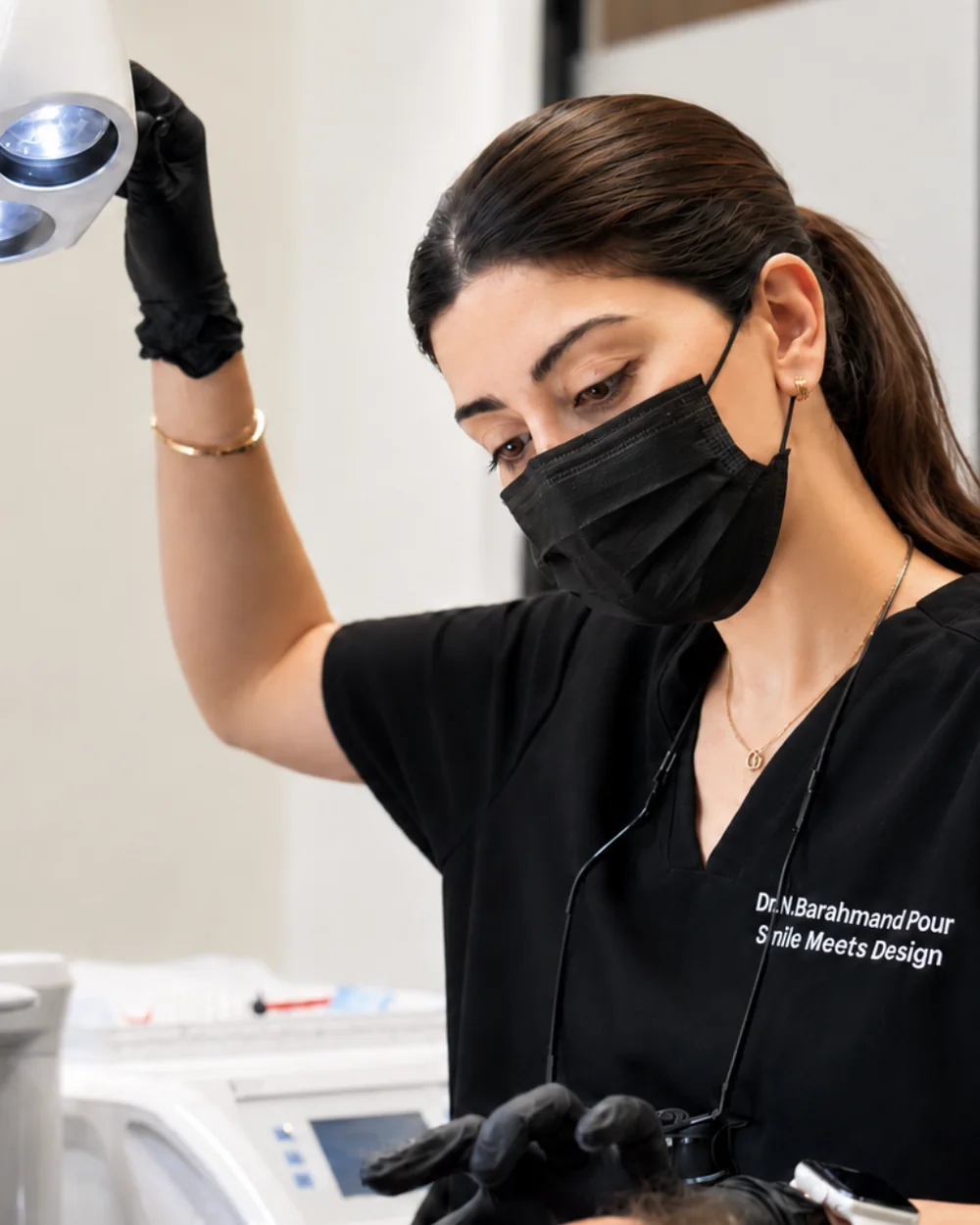 Dr. Niusha Barahmand Pour positioniert die Behandlungsleuchte